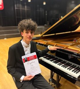 Read more about the article Wspieramy młode talenty – stypendium dla utalentowanego pianisty